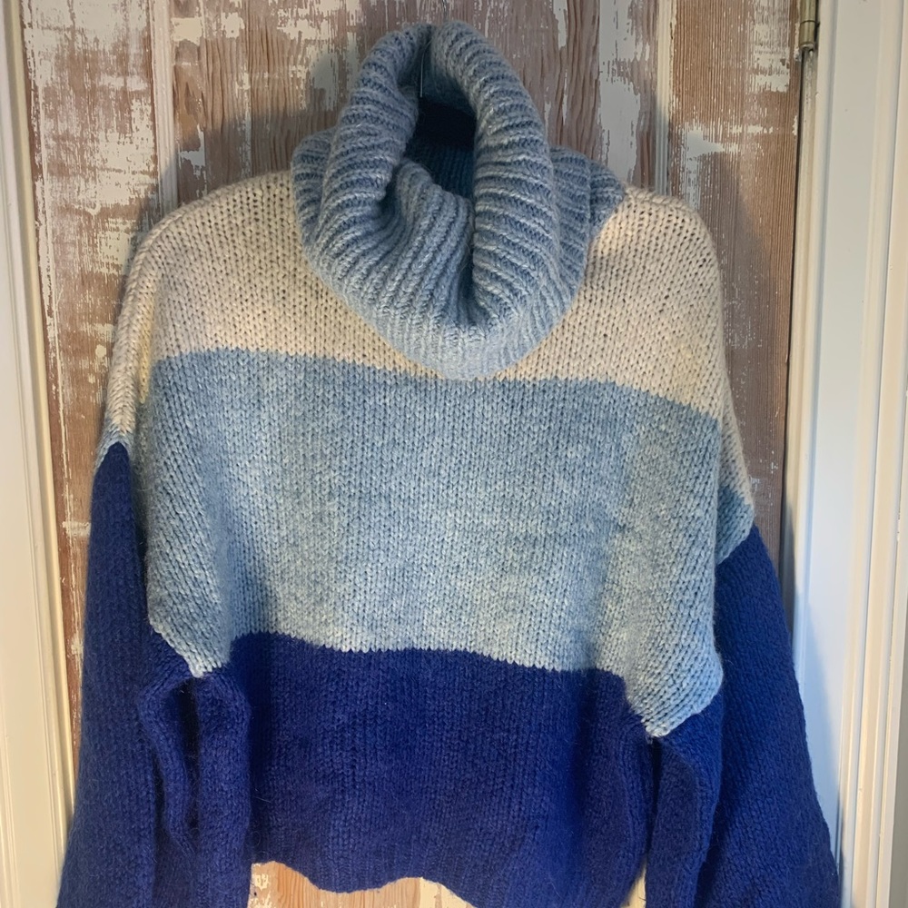 Blue and white chunky cowl knit neck sweater